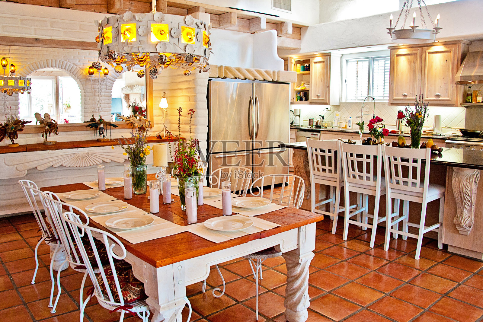 美食厨房在圣达菲风格的豪华地产家照片摄影图片