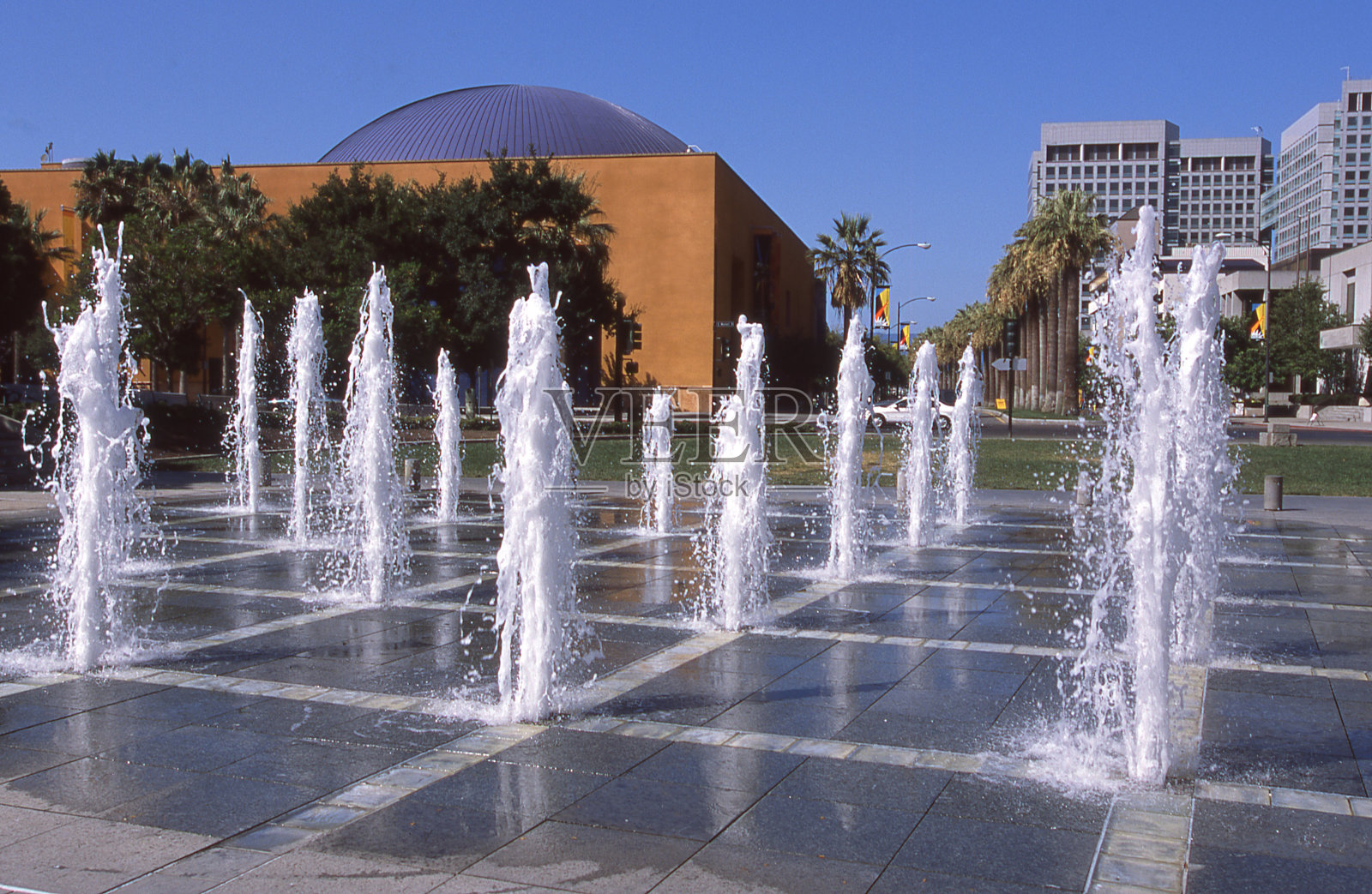 位于加州圣何塞市中心的塞萨尔查维斯公园的喷泉照片摄影图片