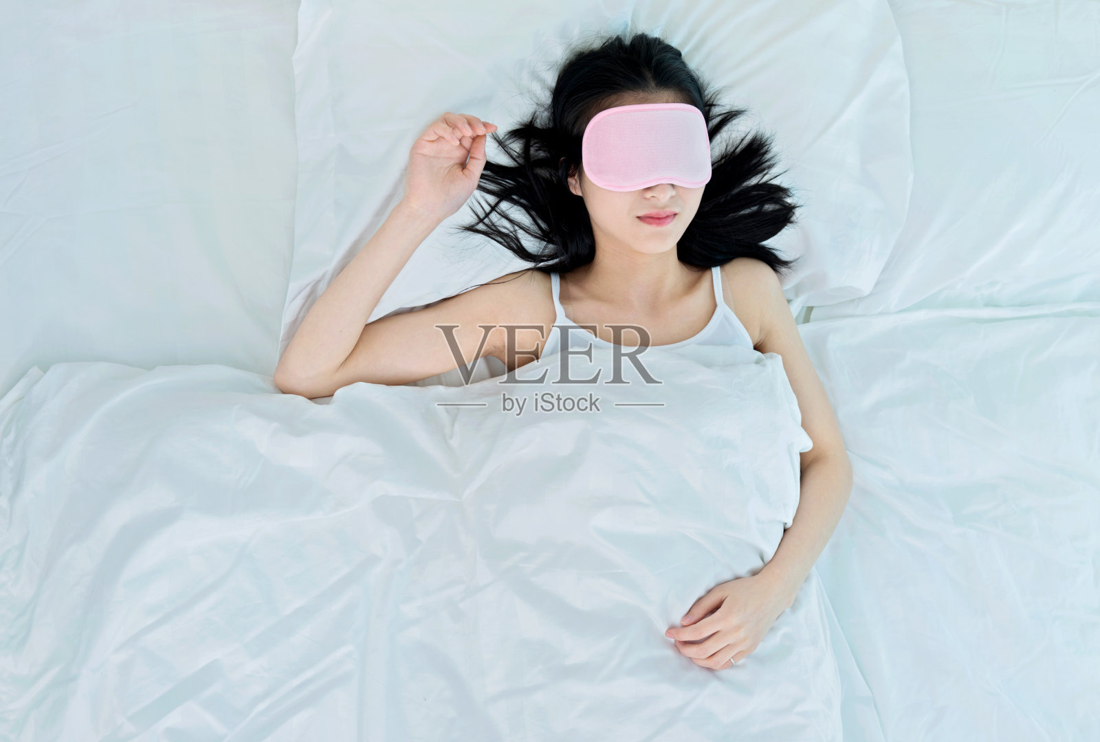 戴着睡眠面罩睡觉的女人照片摄影图片
