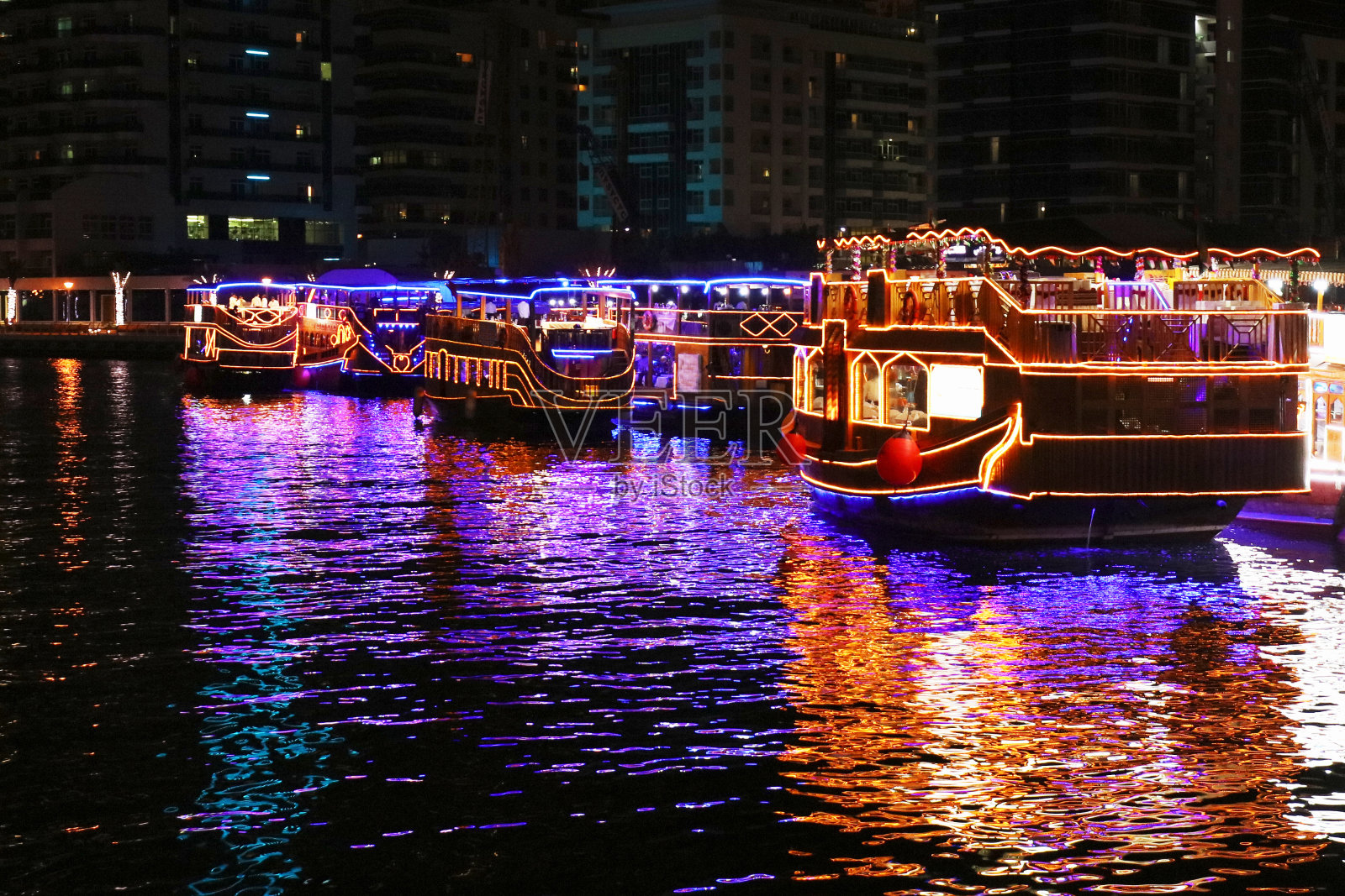 夜间迪拜码头的独桅帆船照片摄影图片