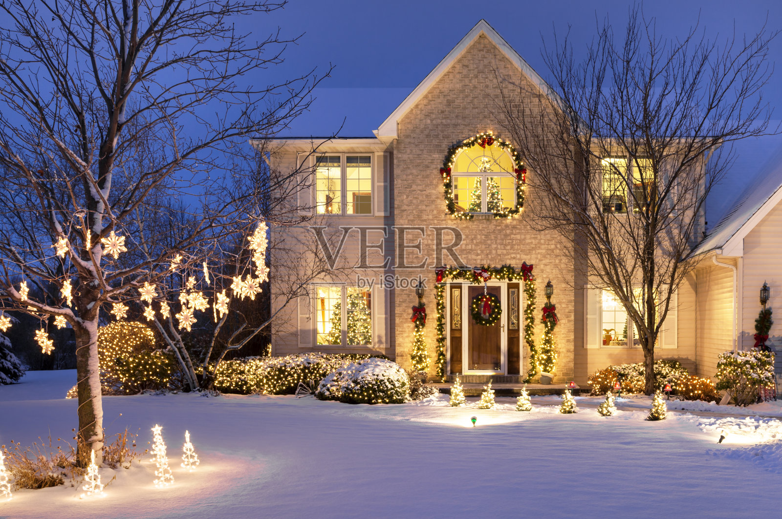 家与节日圣诞节的灯光和雪照片摄影图片