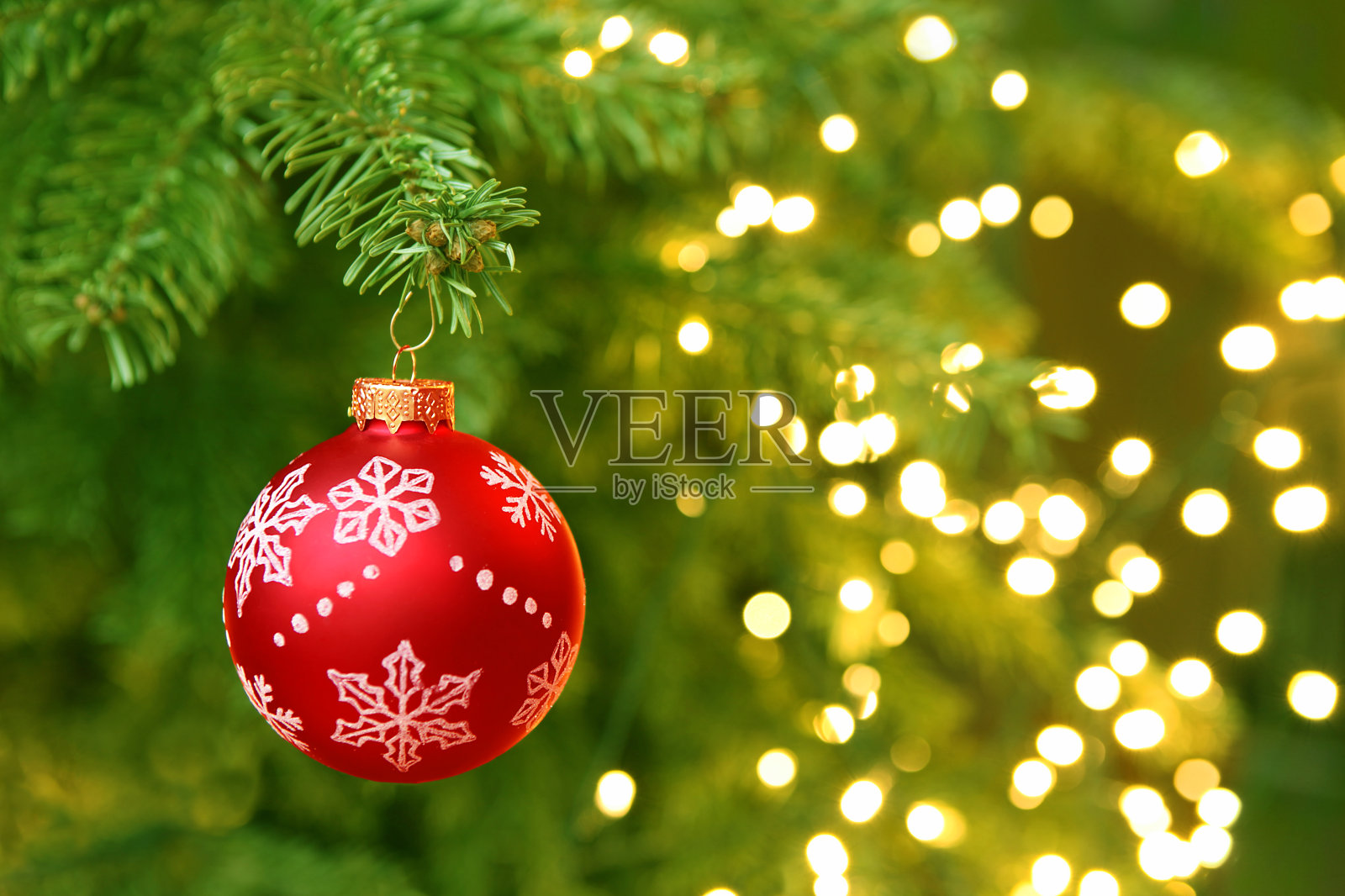 红色圣诞球挂在圣诞树上与模糊灯光照片摄影图片