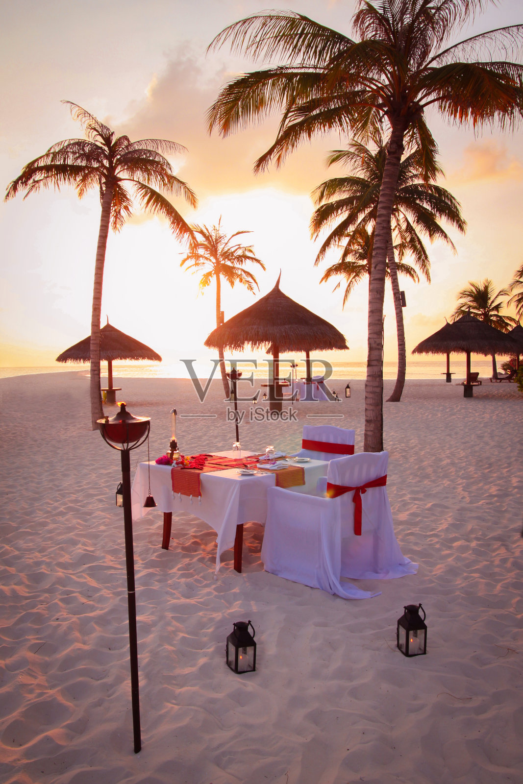 浪漫海滩烛光晚餐照片摄影图片