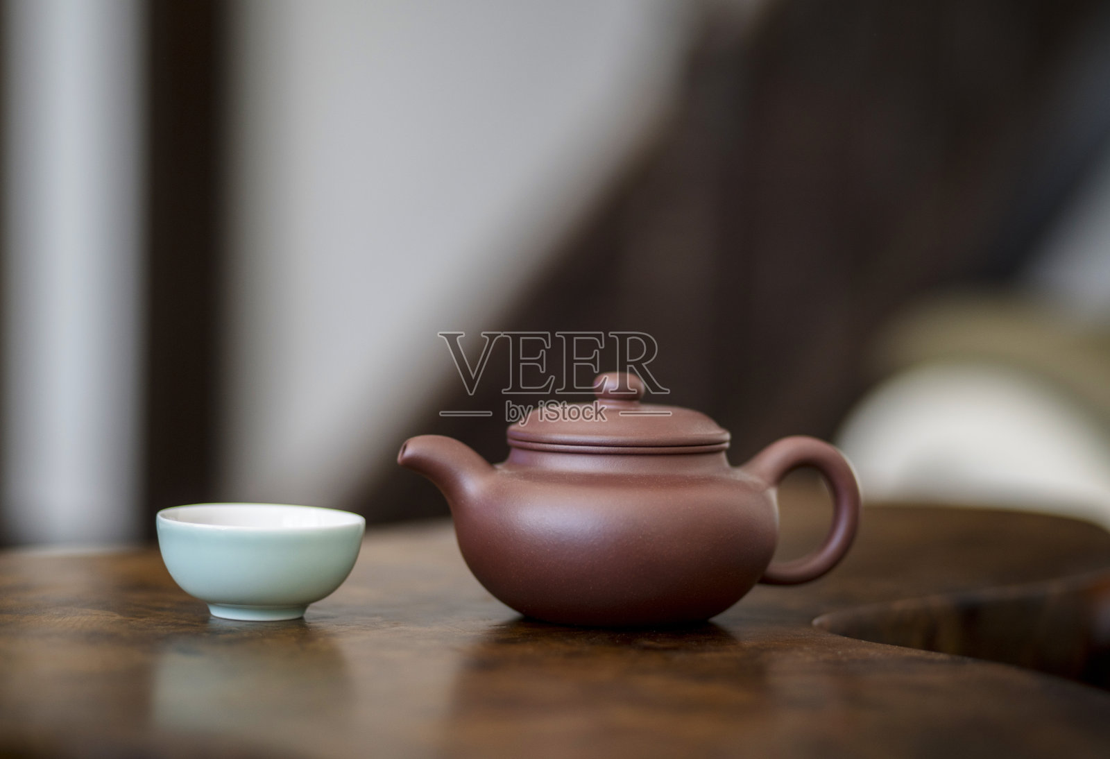 木桌上放着中国茶杯和茶壶照片摄影图片
