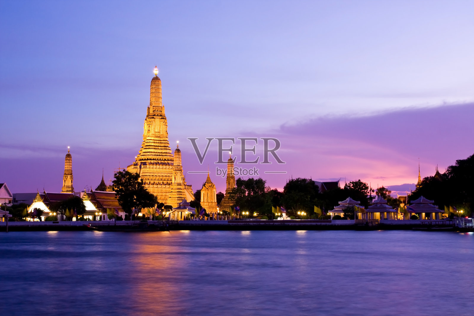 在日落时分，Wat Arun横跨湄南河照片摄影图片