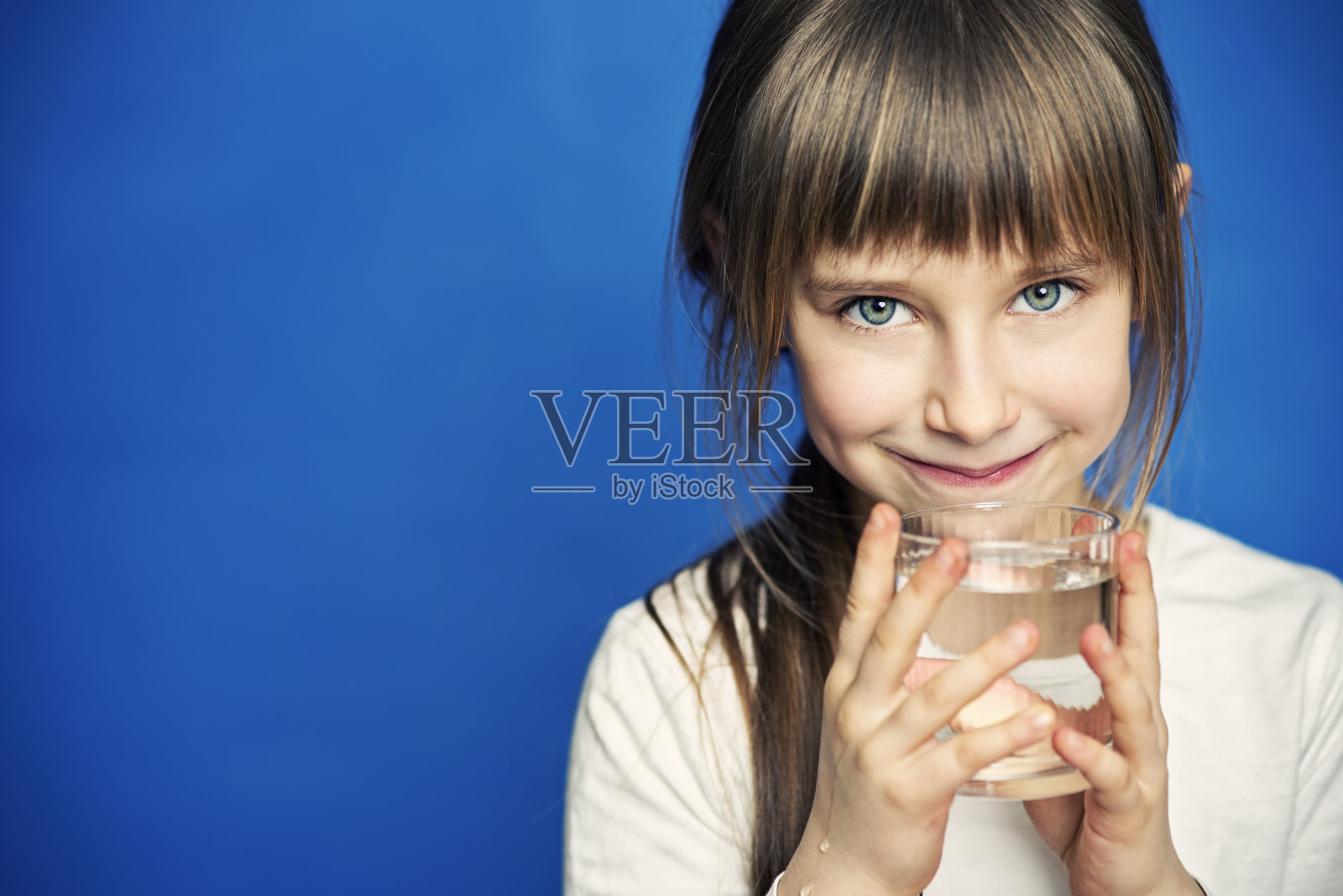 小女孩喝水照片摄影图片