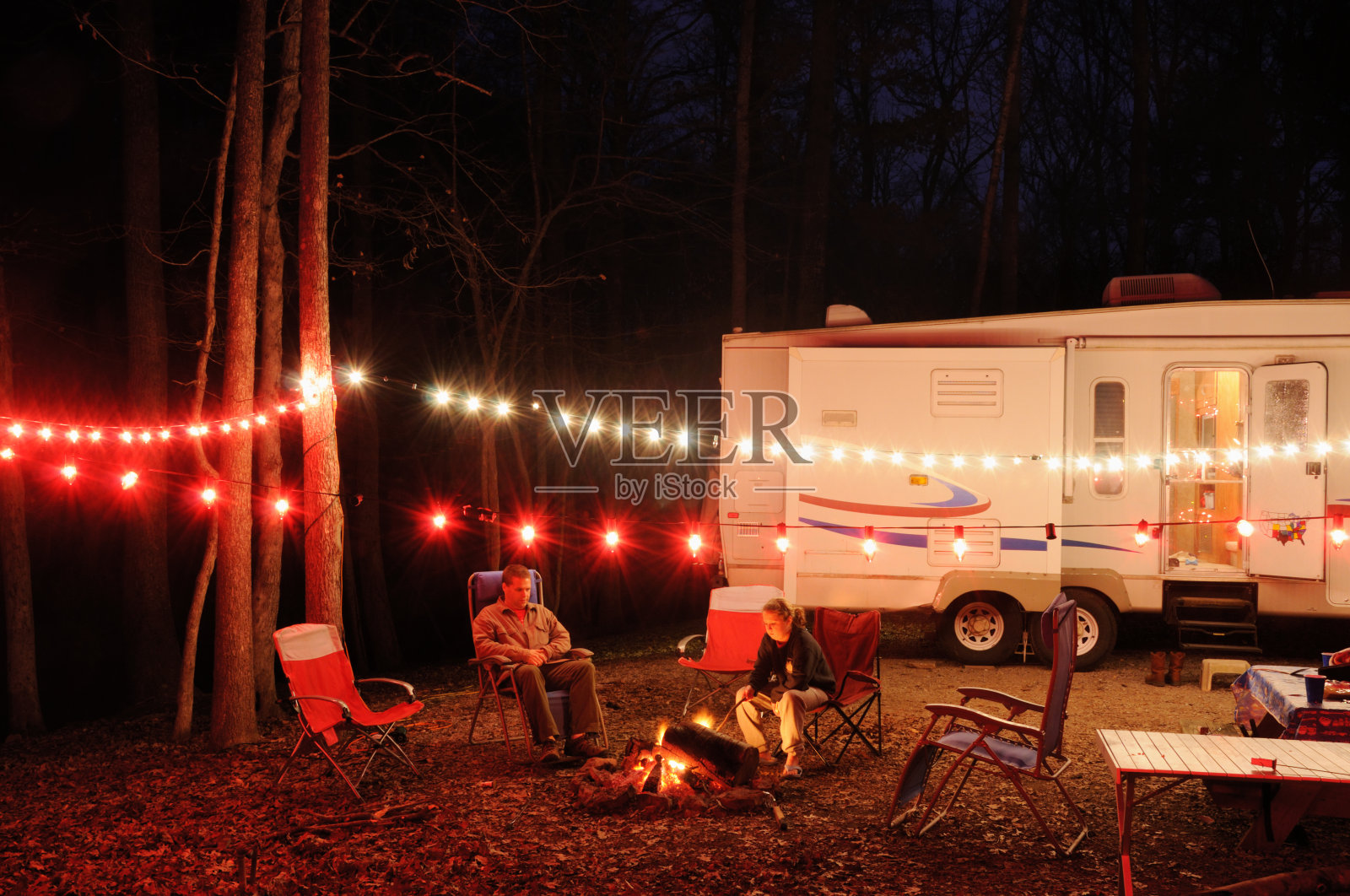 带着圣诞彩灯的房车露营地照片摄影图片