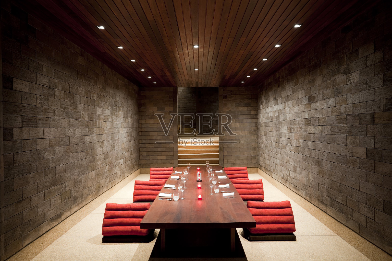 现代餐厅餐桌与红色凳子在富丽的石头别墅照片摄影图片