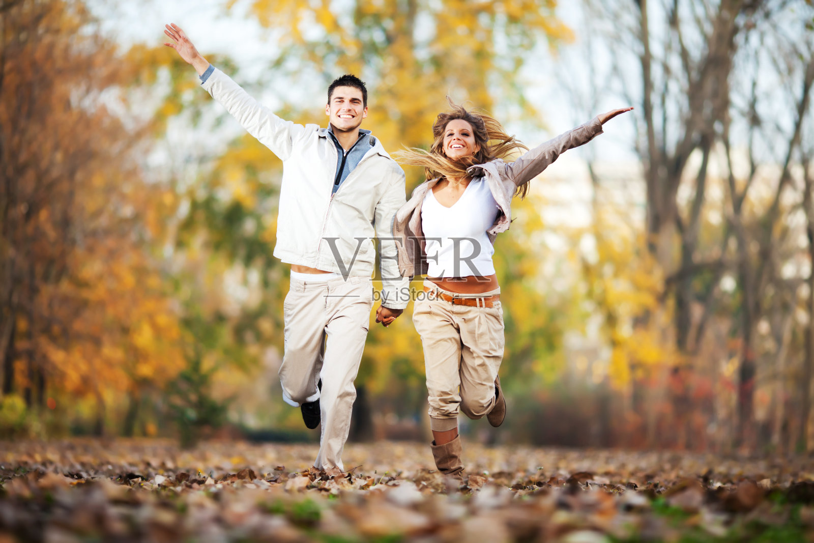 两个人户外白昼季节秋天米色黄色褐色可爱的平和自然美连接相伴自由