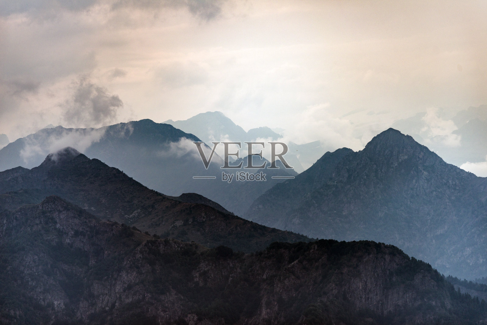 意大利阿尔卑斯山脉雾蒙蒙的风景照片摄影图片