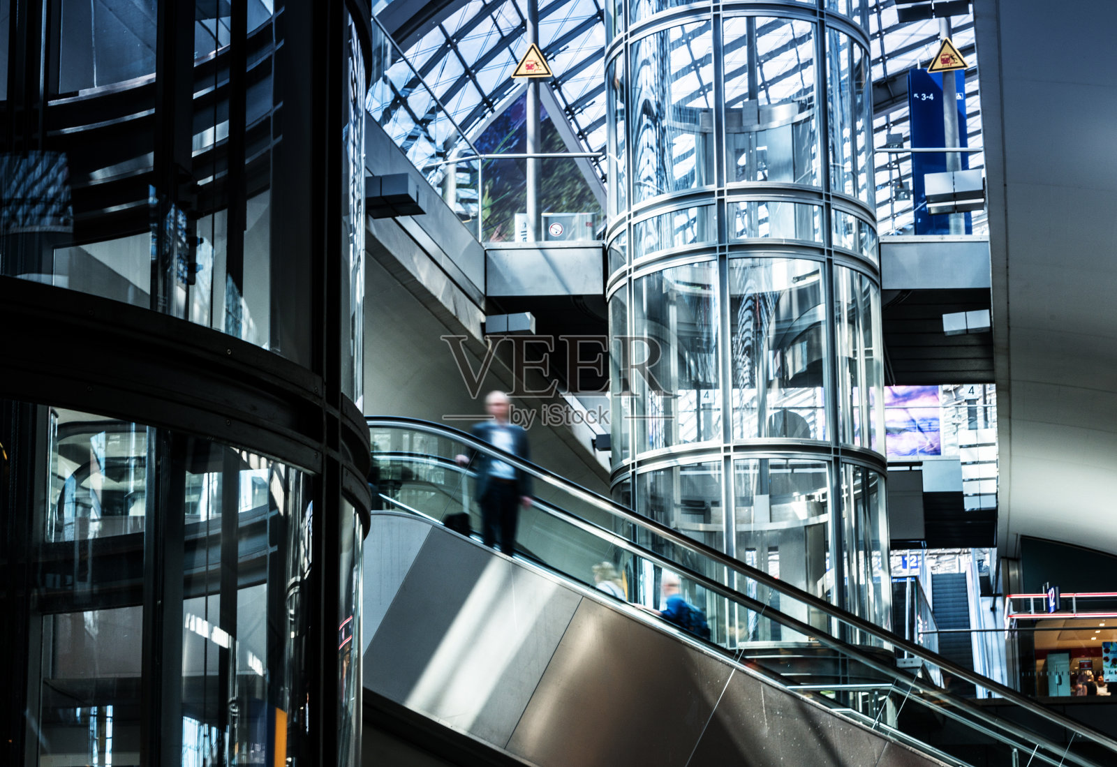 现代火车站有自动扶梯和电梯照片摄影图片