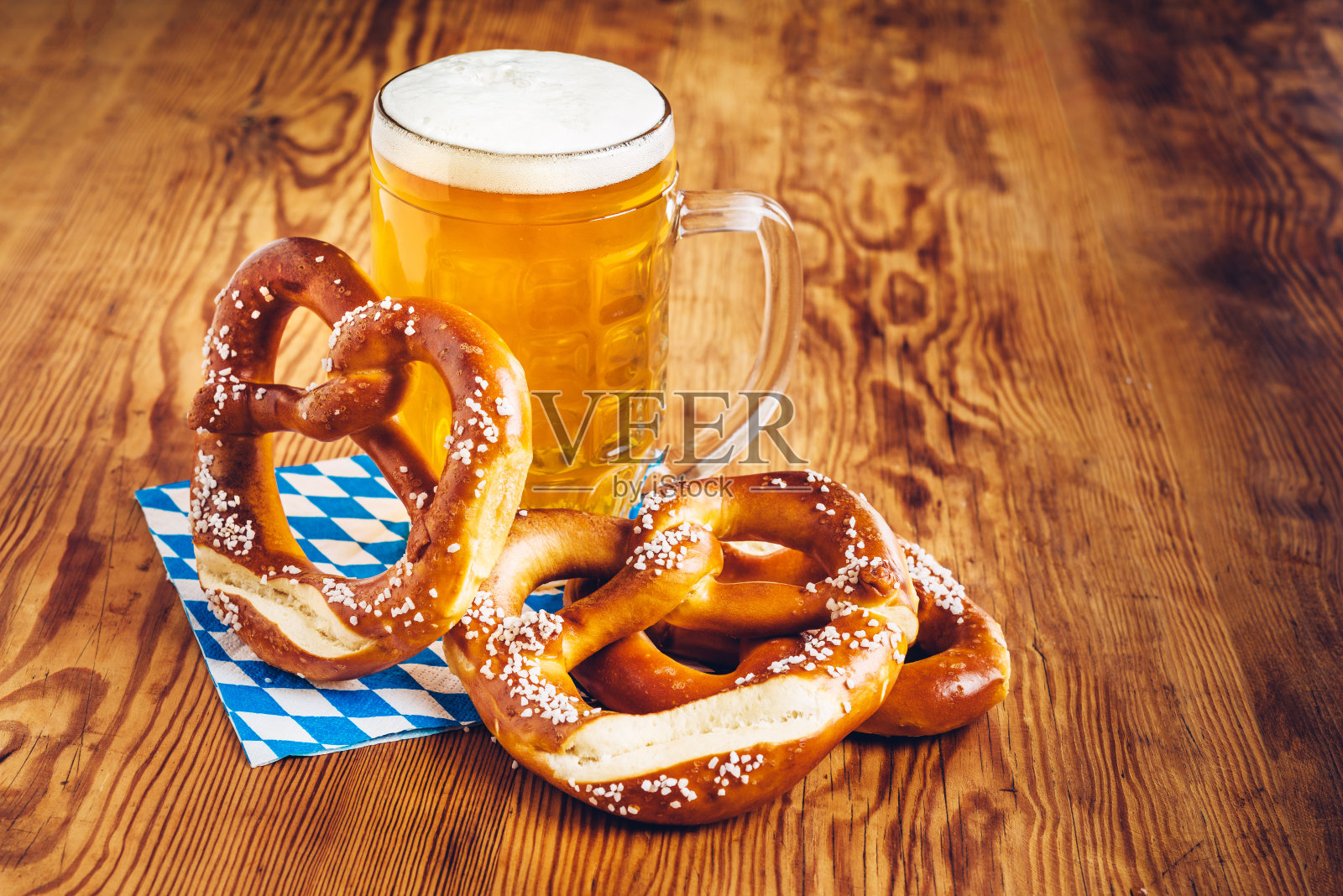 啤酒和椒盐卷饼，慕尼黑啤酒节照片摄影图片