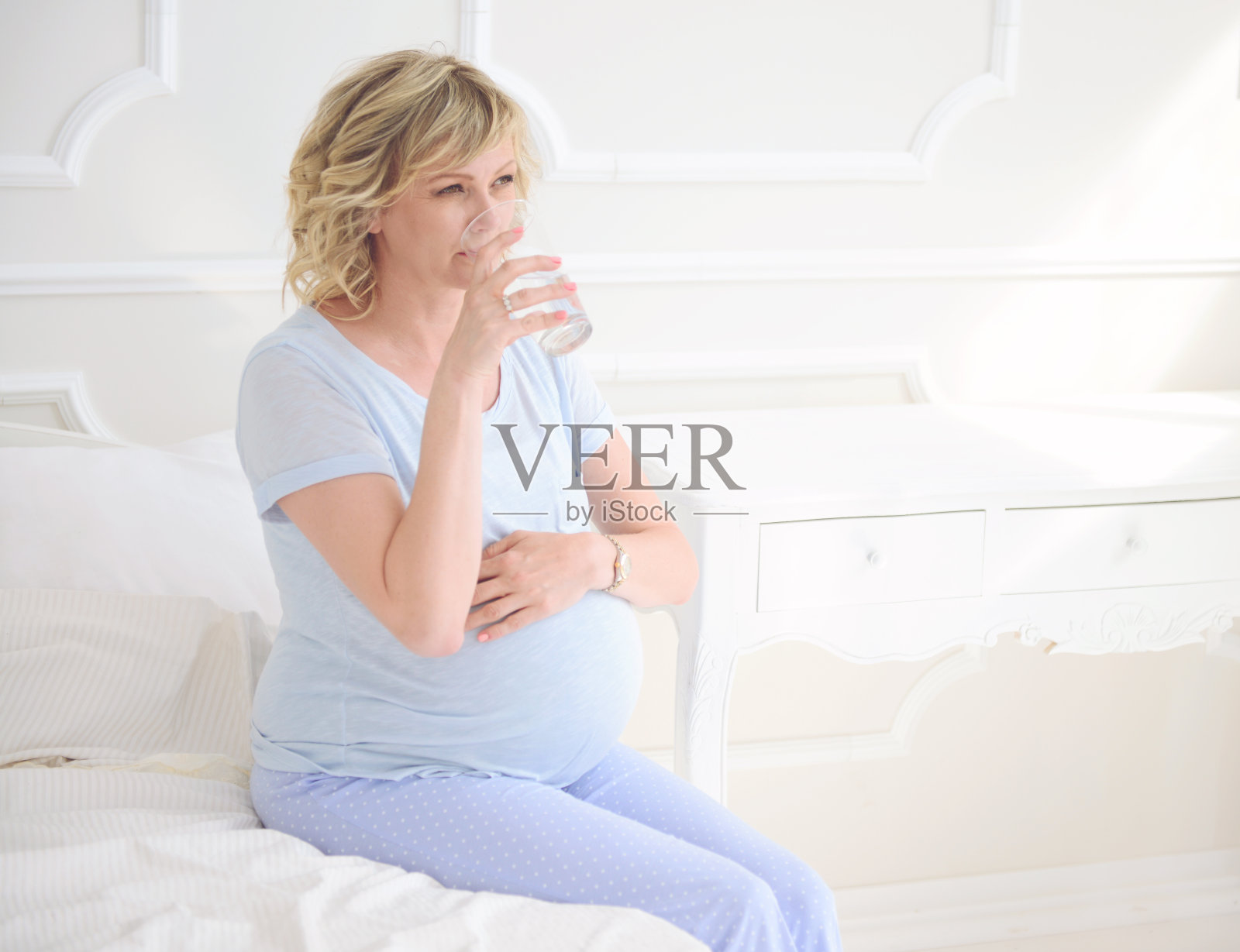 中年孕妇喝水照片摄影图片