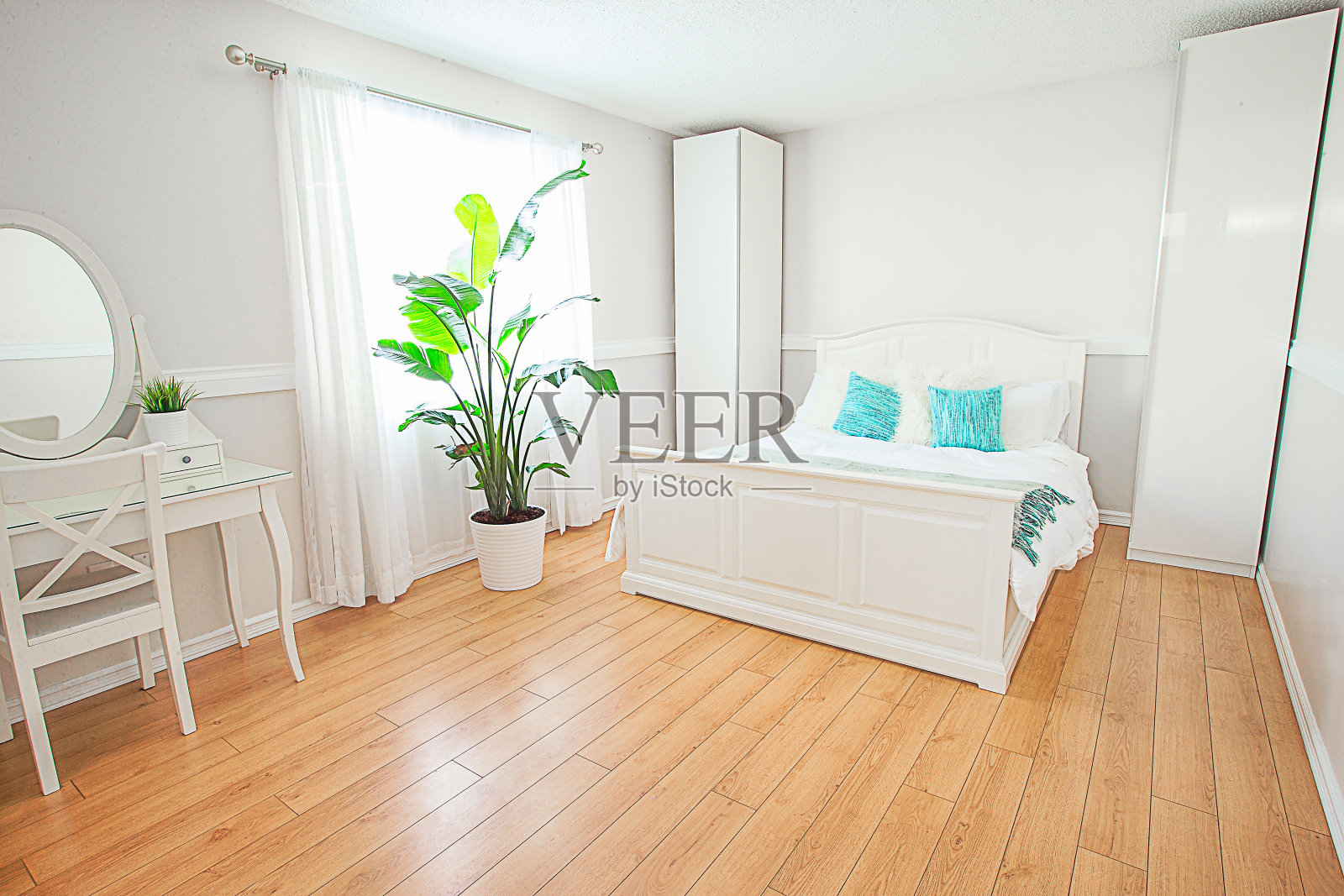 舒适的白色卧室，硬木地板照片摄影图片