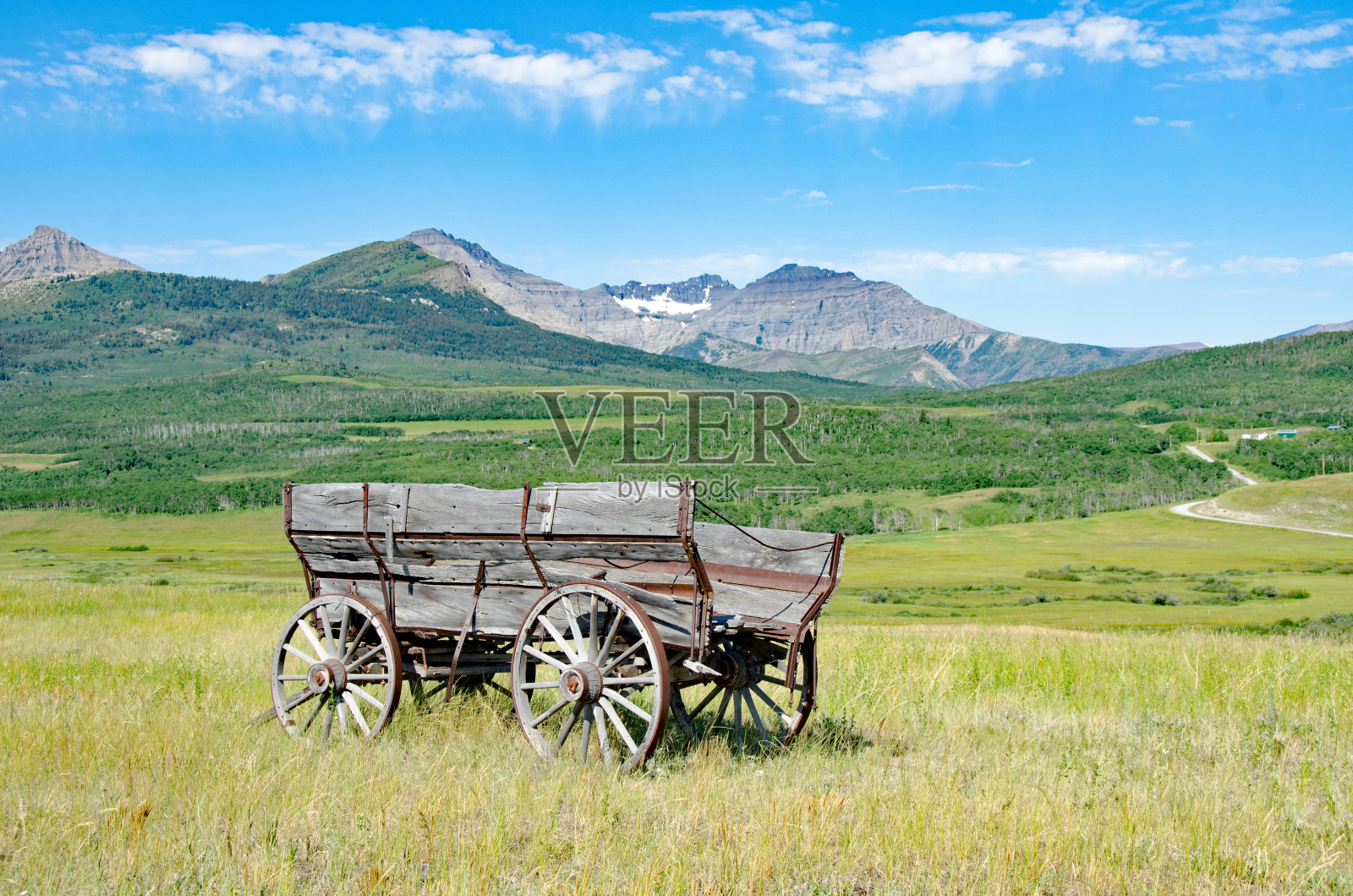 农民的马车和草原南阿尔伯塔-落基山脉照片摄影图片