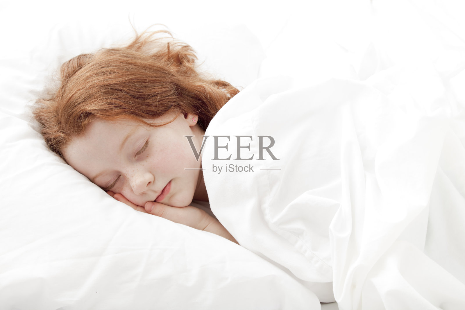 女孩睡在床上照片摄影图片_ID:142394213-Veer图库