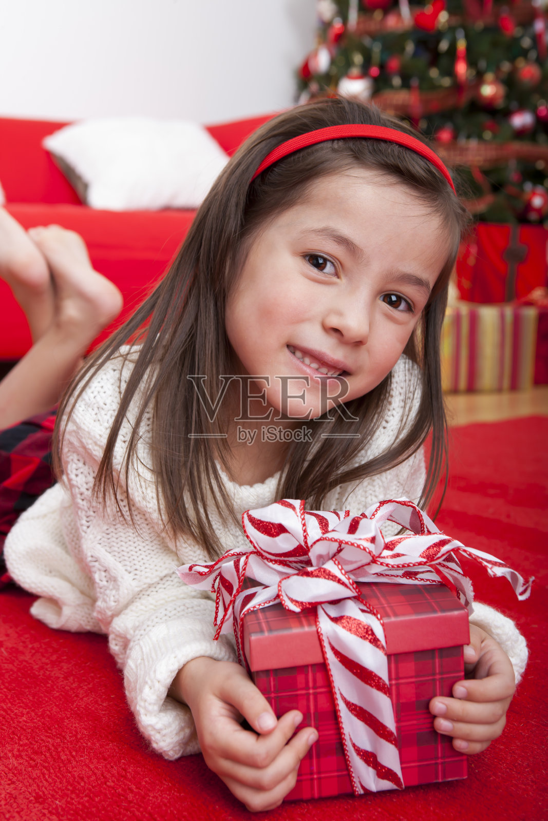 快乐的女孩拿着圣诞礼物照片摄影图片