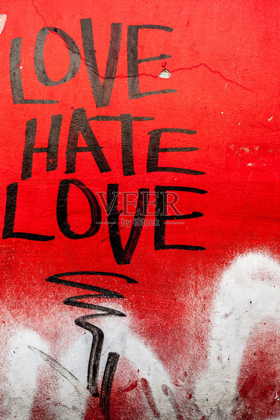 爱与恨写在红色垃圾墙上照片摄影图片