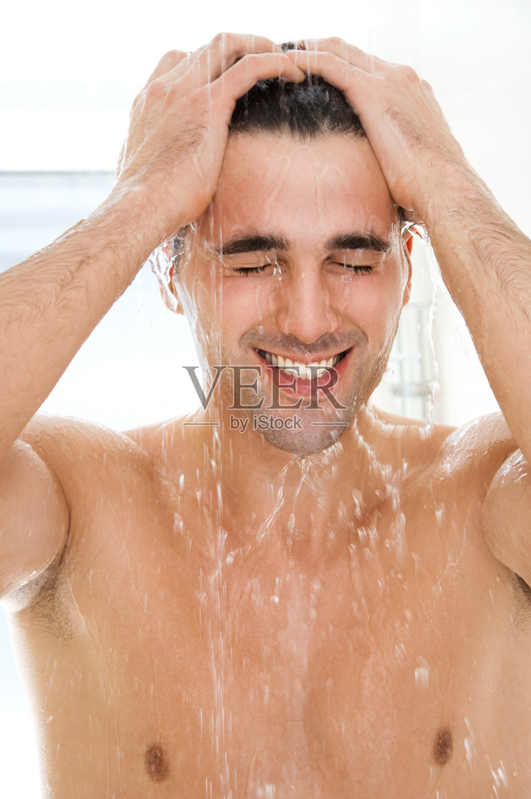 年轻英俊的男人在洗澡。照片摄影图片