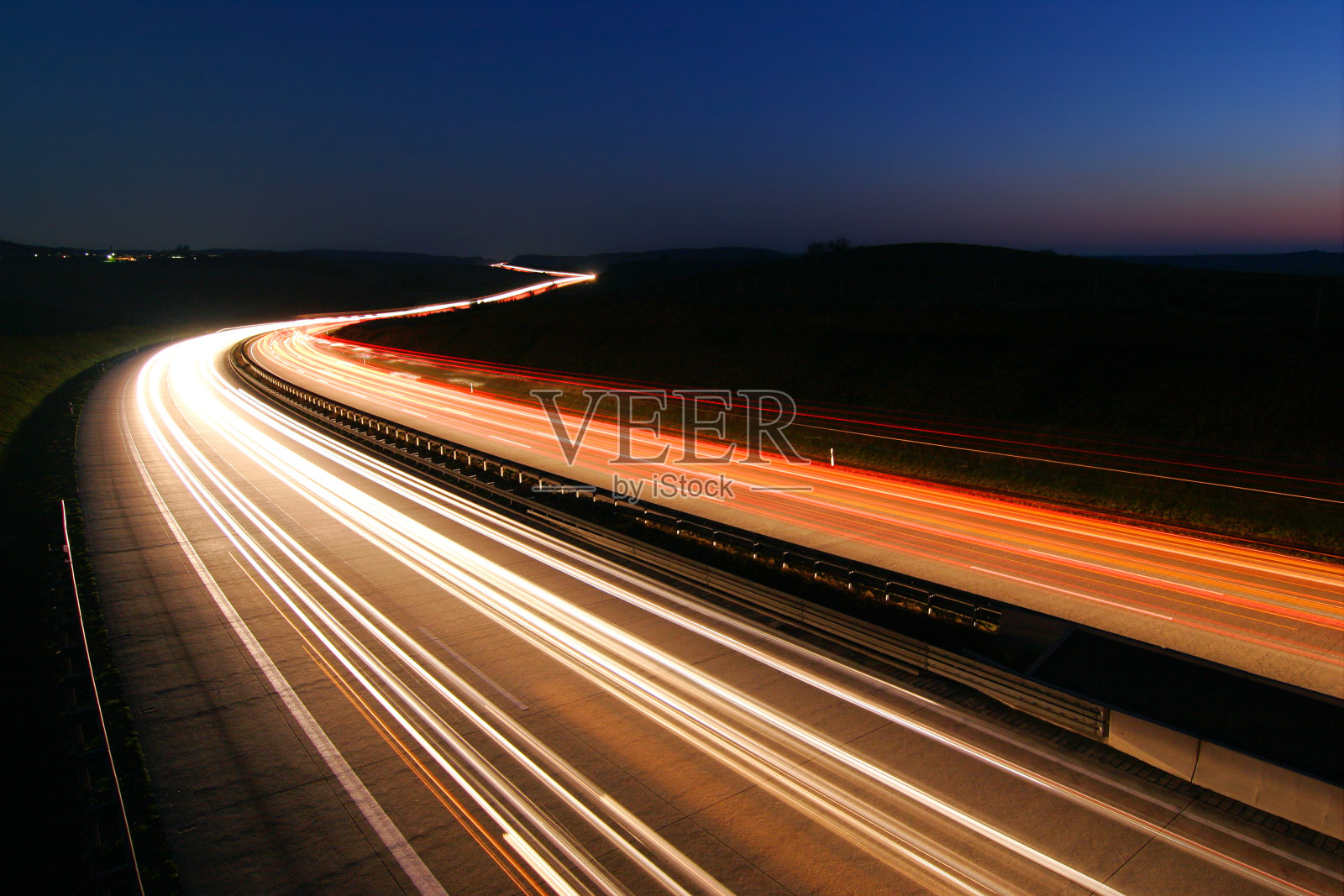 高速公路上的大灯和尾灯在夜间长时间曝光照片摄影图片