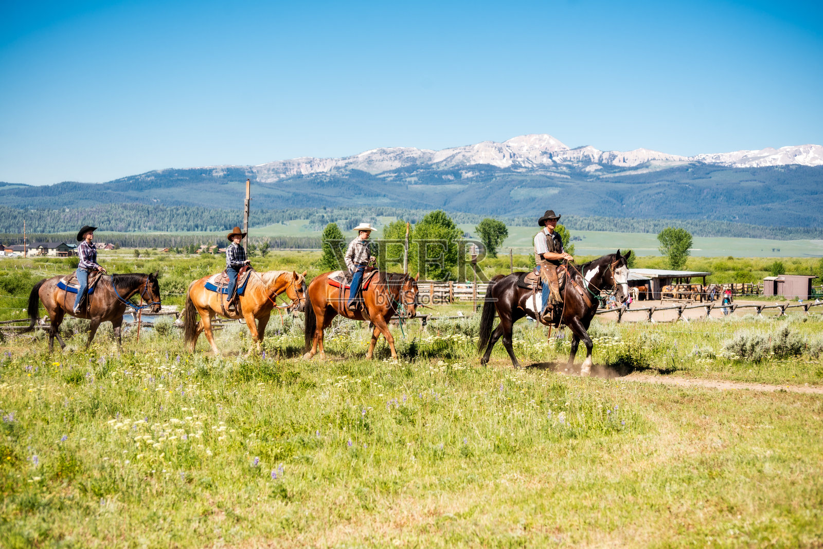 在蒙大拿度假牧场骑马的家庭度假照片摄影图片