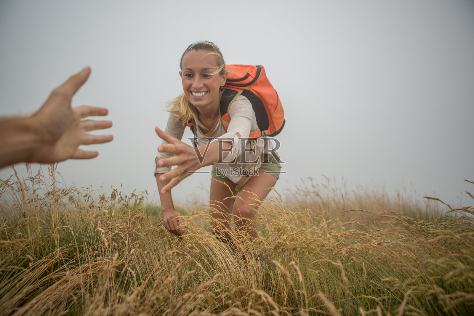 女人在山顶伸出手寻求帮助照片摄影图片