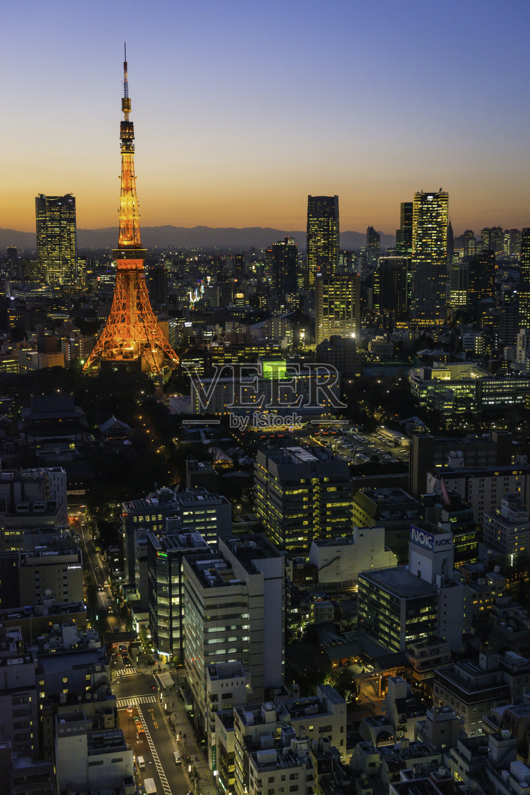 东京塔拥挤的未来主义城市景观在日落时照亮日本照片摄影图片
