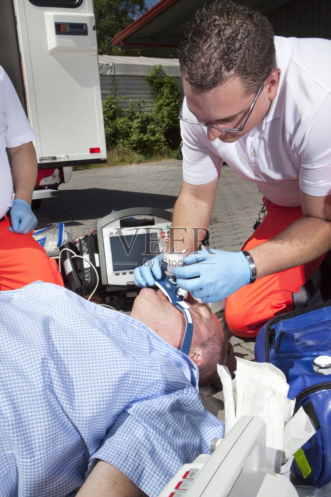 急救人员心肺复苏通气医疗设备紧急急救照片摄影图片