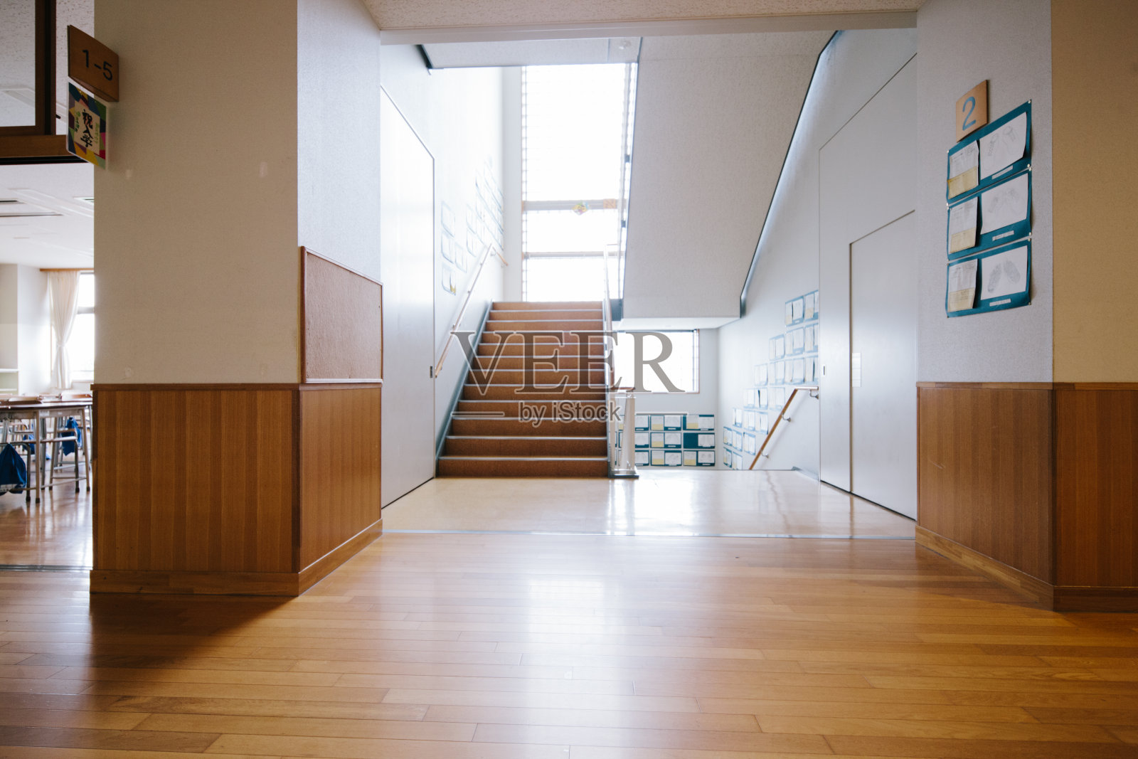 日本的高中。楼梯和走廊，当代建筑，日本照片摄影图片
