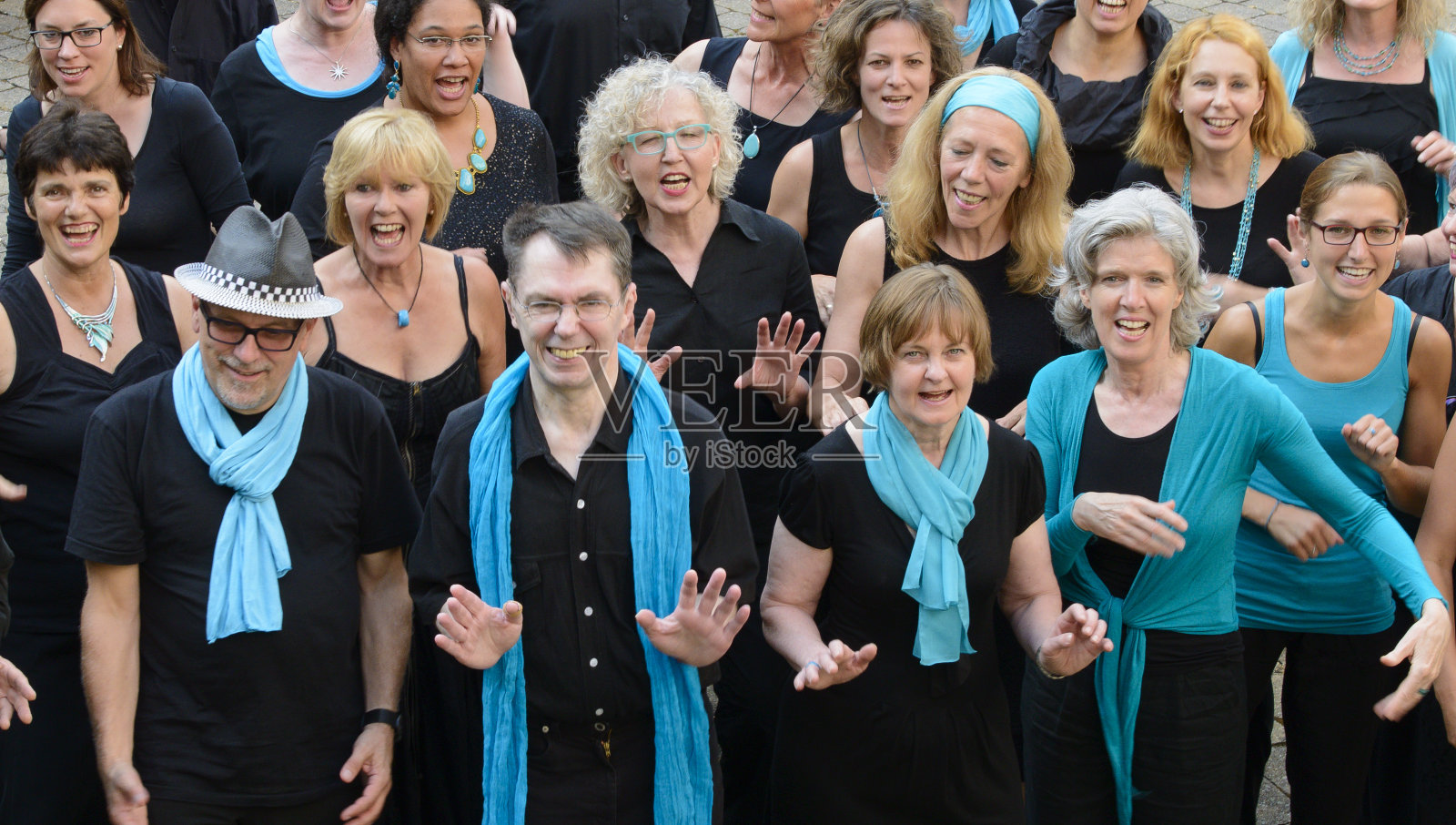 特写小组积极歌唱微笑的人黑白色蓝合唱团照片摄影图片