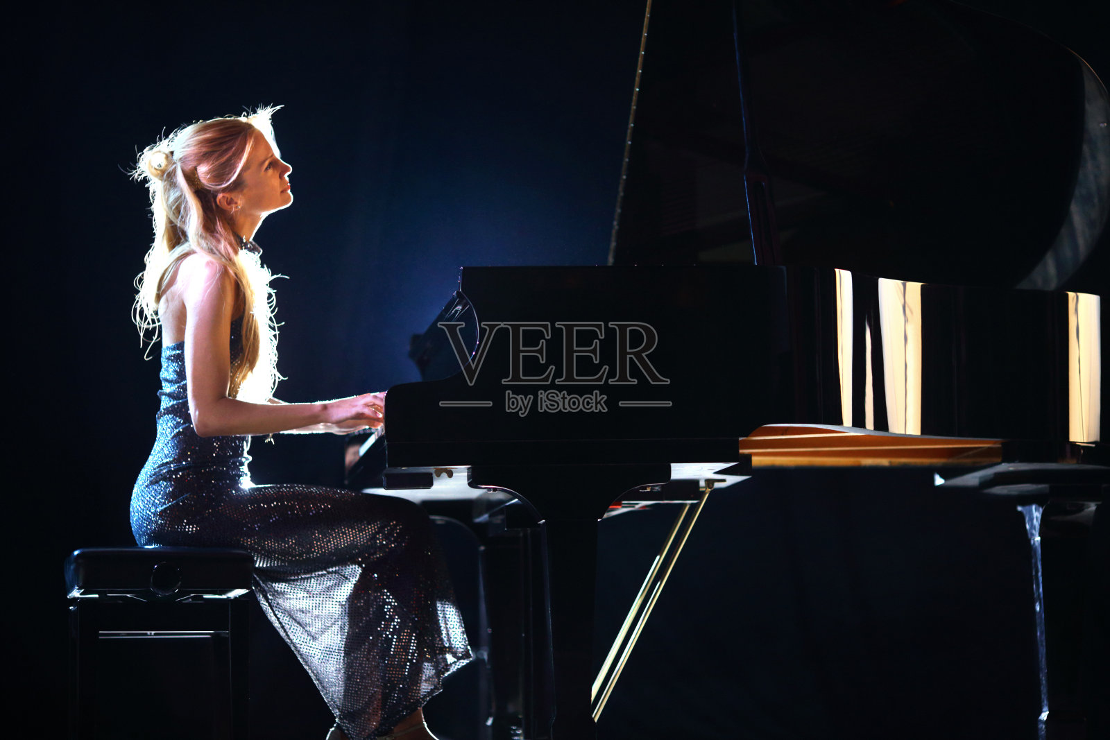 音乐会中的女钢琴家。照片摄影图片