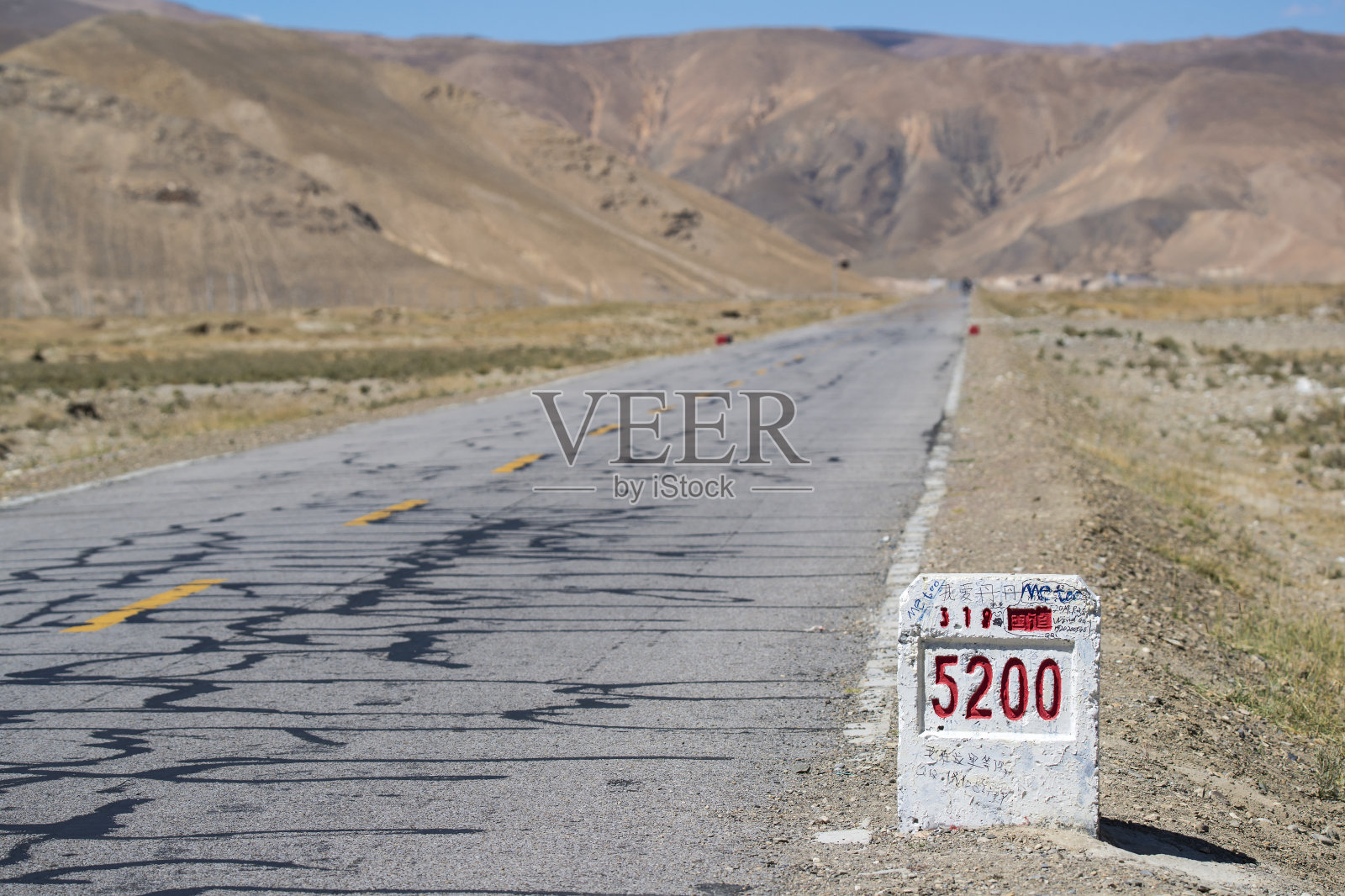西藏传奇友谊公路上的路标照片摄影图片