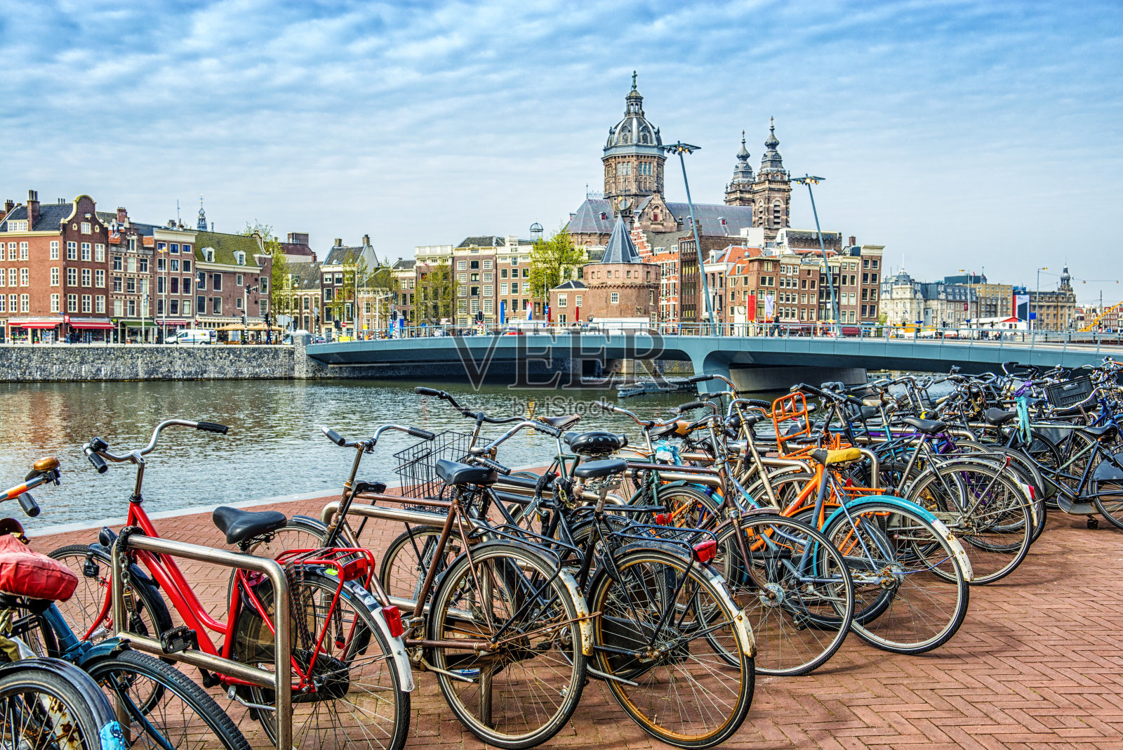 阿姆斯特丹市中心旁边的自行车停车场照片摄影图片