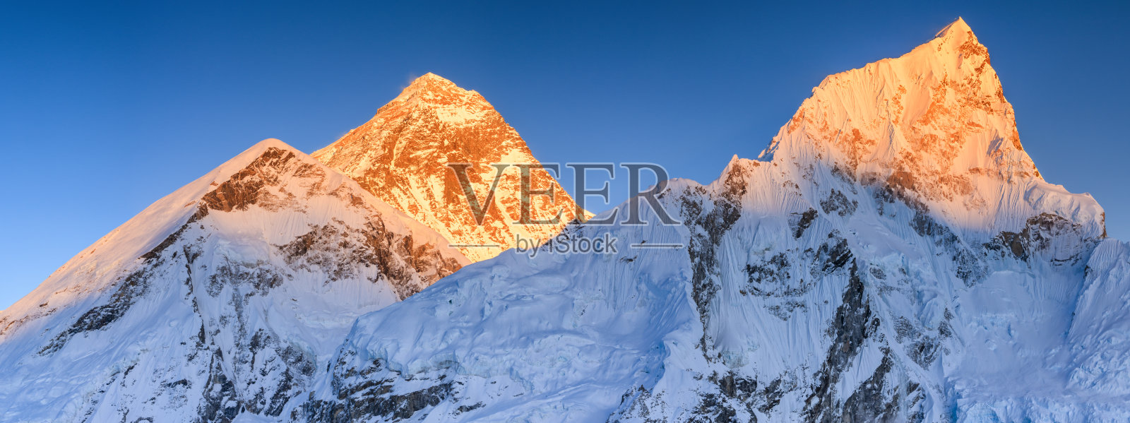 世界之巅珠穆朗玛峰上的日落照片摄影图片