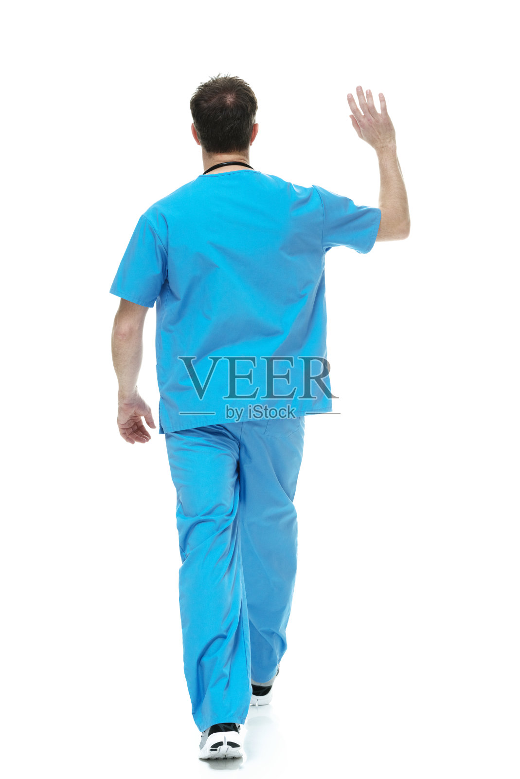 护士走路和挥手的后视图照片摄影图片