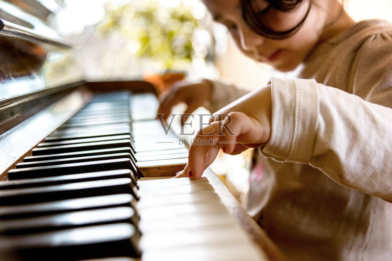 可爱的小女孩在弹一架旧钢琴照片摄影图片