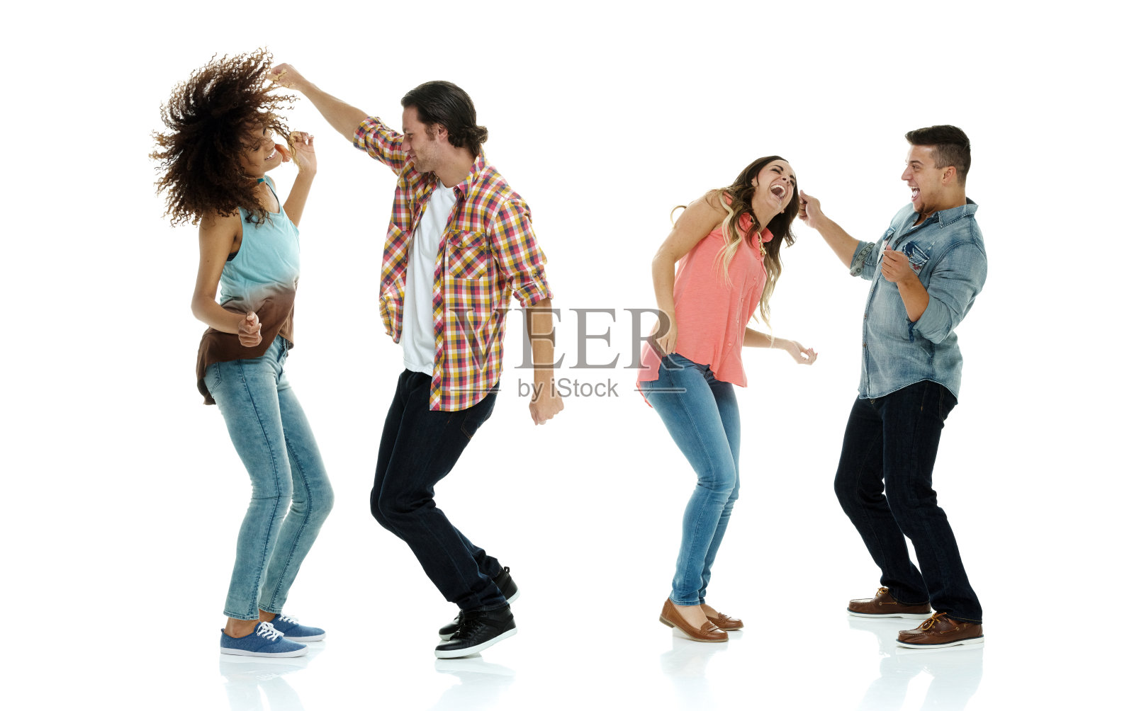 四个朋友跳舞照片摄影图片