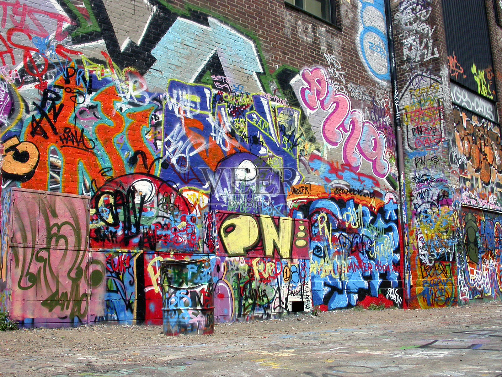 涂鸦墙与许多彩色壁画照片摄影图片