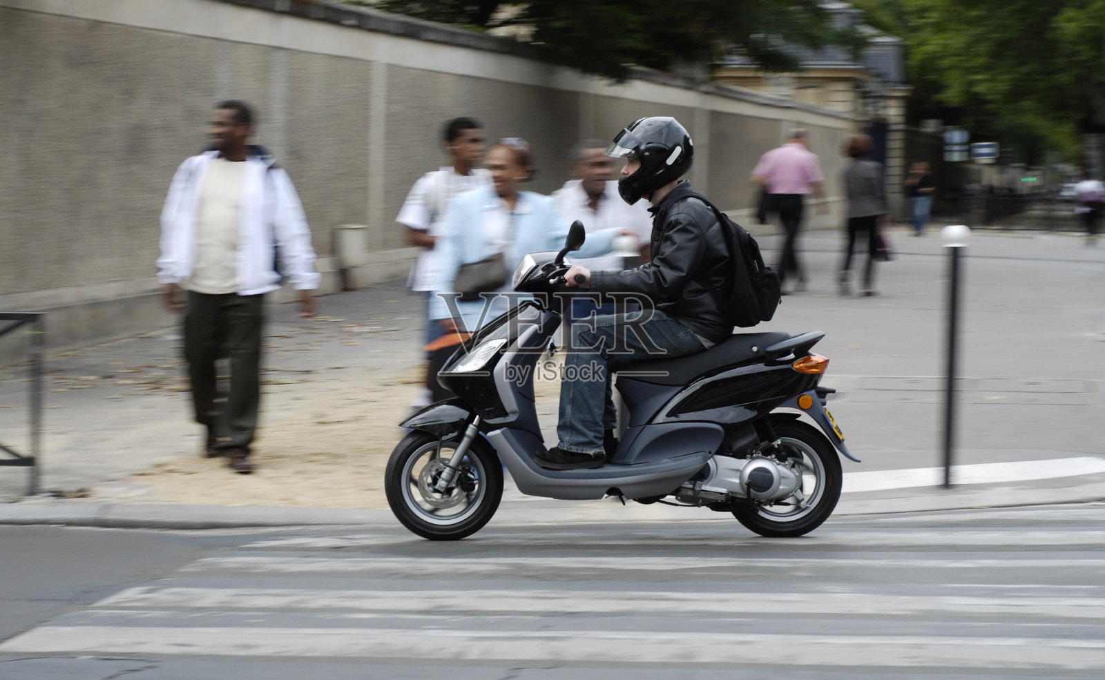 一个男人骑着摩托车穿过街道照片摄影图片