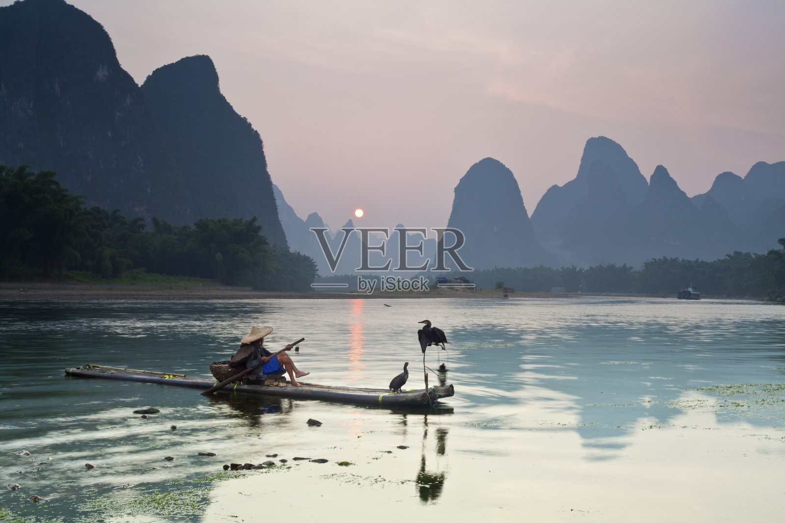 漓江鸬鹚渔民照片摄影图片