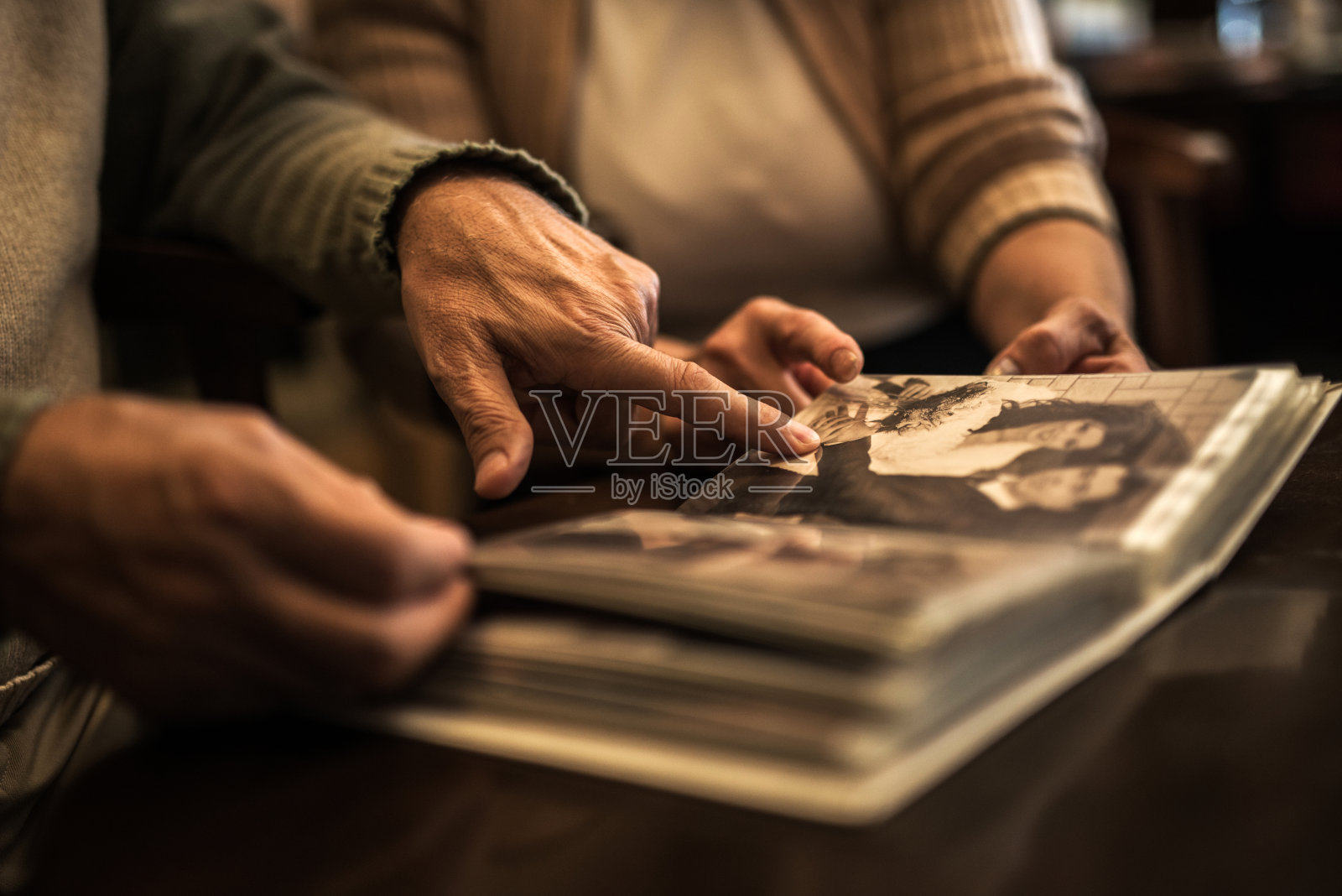 近距离的老年人回忆他们的老照片。照片摄影图片