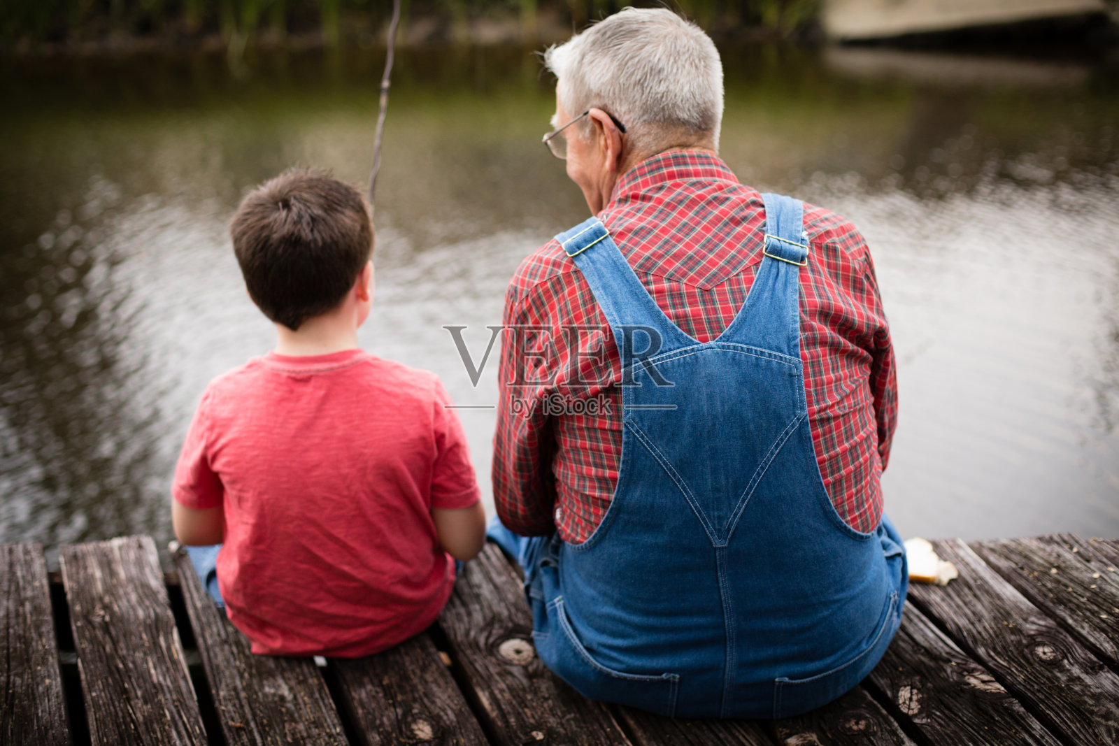 和爷爷一起钓鱼，后视图照片摄影图片