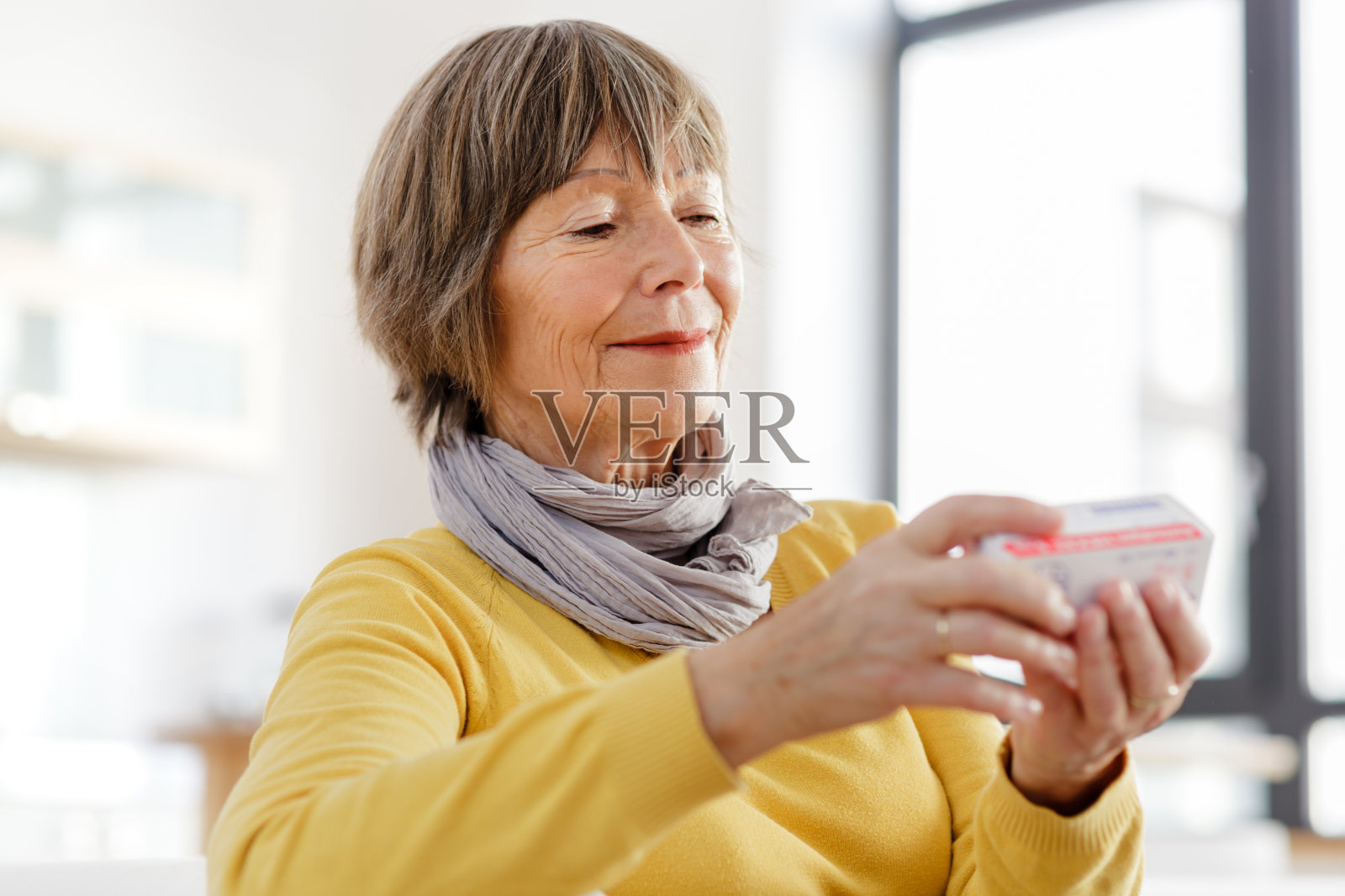 老年妇女阅读药品标签照片摄影图片