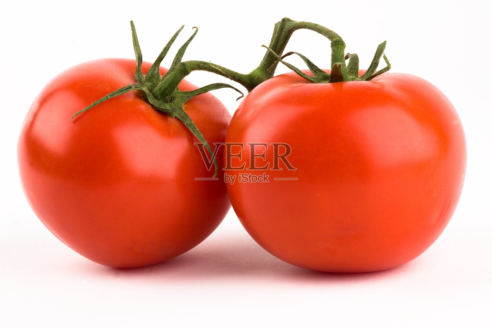 两个新鲜成熟的番茄孤立在白色背景上照片摄影图片