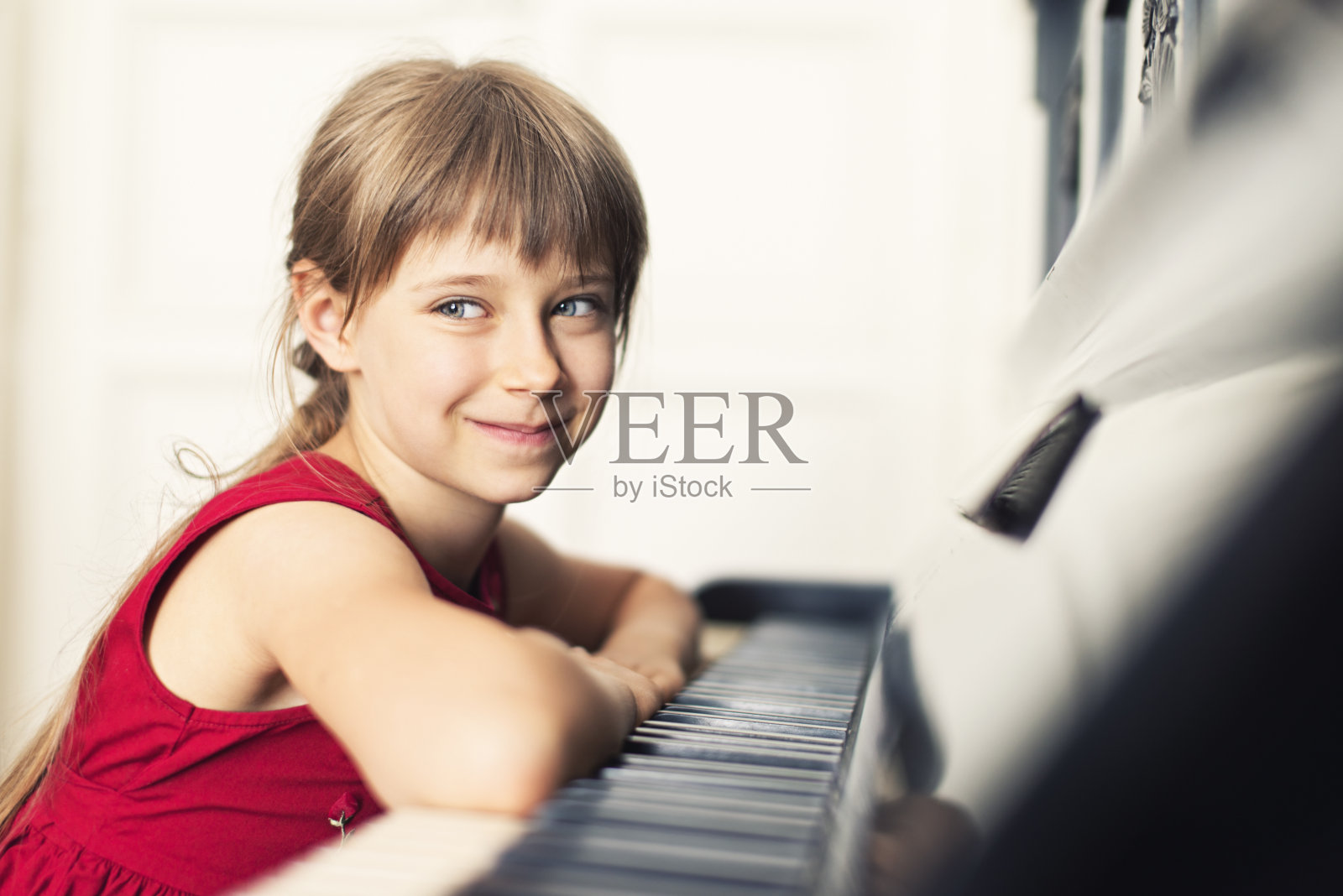 小女孩和她的钢琴照片摄影图片