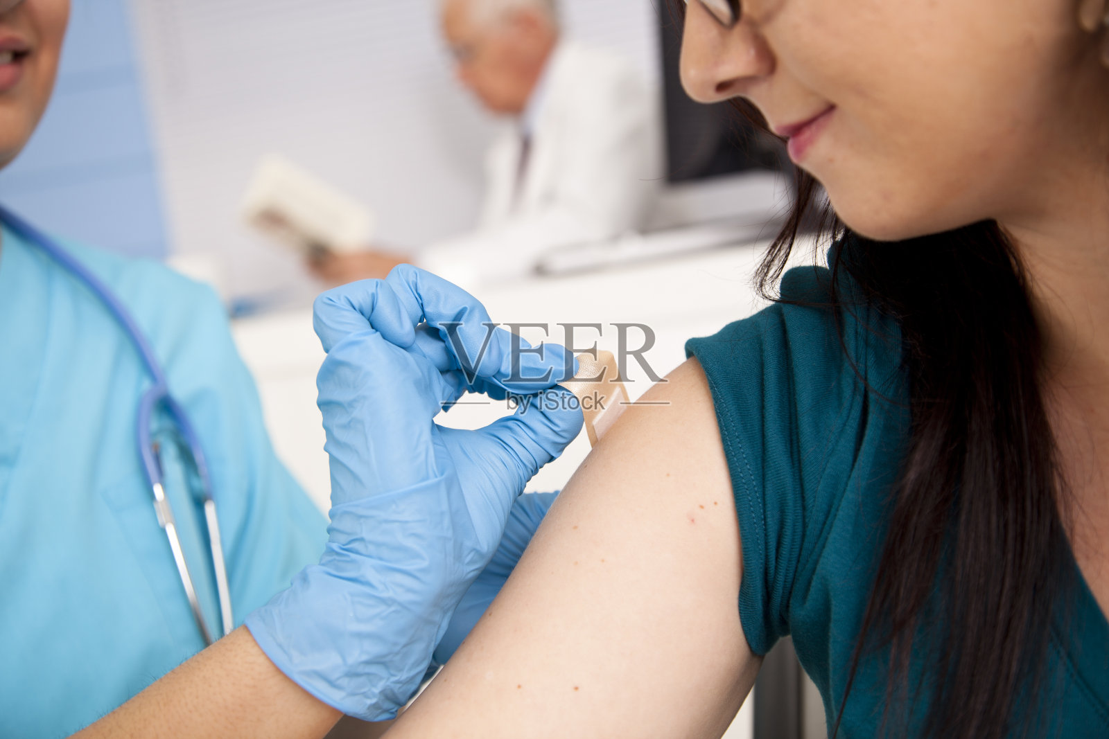 医生:在药房诊所给病人注射流感疫苗的护士。照片摄影图片