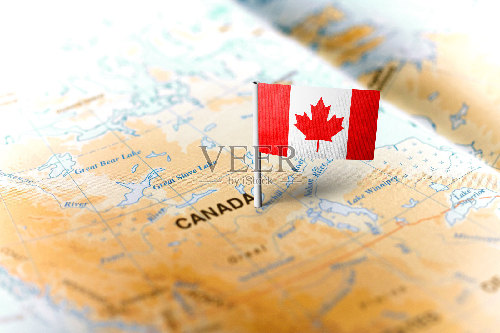 加拿大在地图上插着国旗照片摄影图片