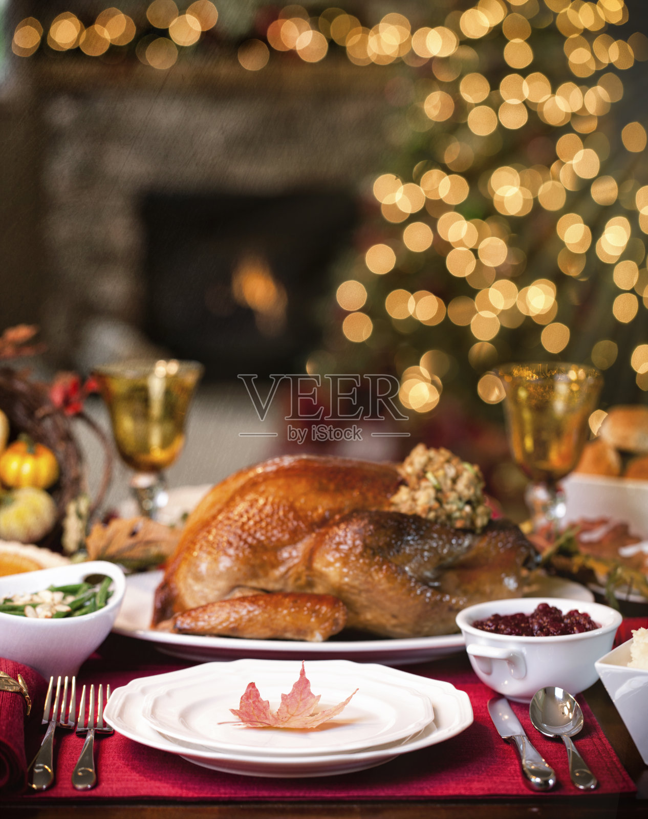 感恩节圣诞节优雅的节日火鸡晚餐和圣诞树照片摄影图片