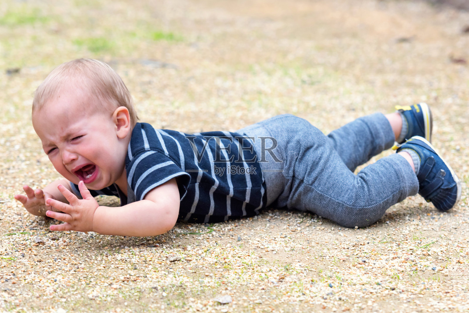 公园里哭闹的婴儿照片摄影图片