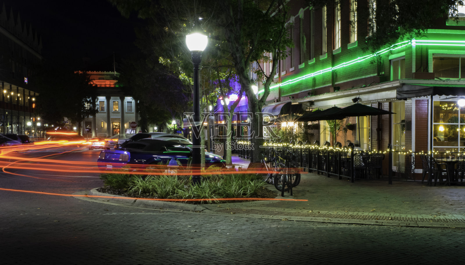 佛罗里达州盖恩斯维尔市中心的夜晚照片摄影图片